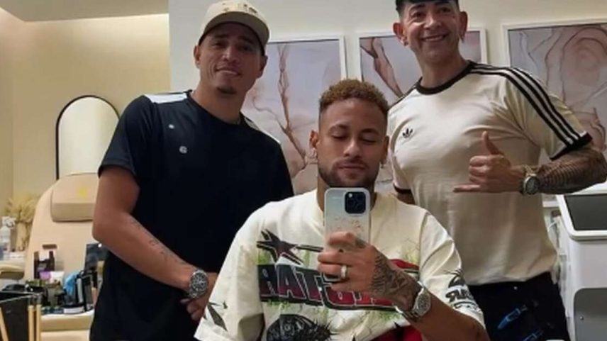 Neymar entre seus cabelereiros Nariko e Wagner Tenório –