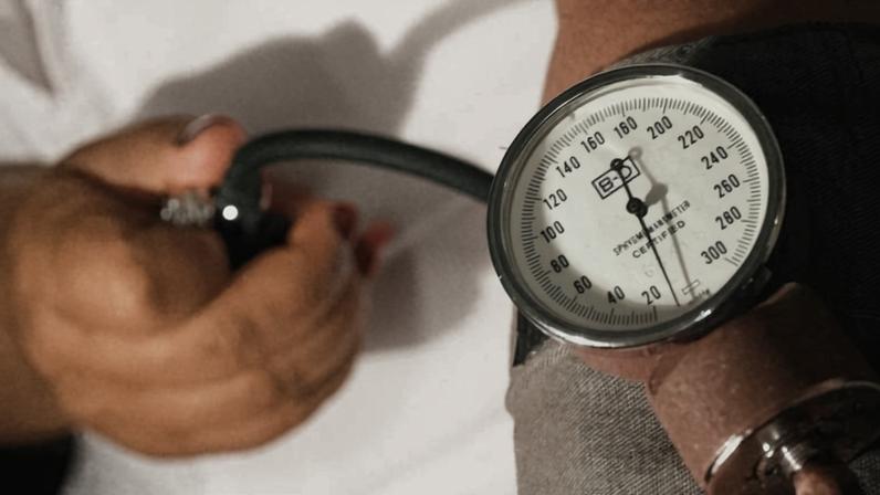 Enfermeira mede a pressão arterial de paciente