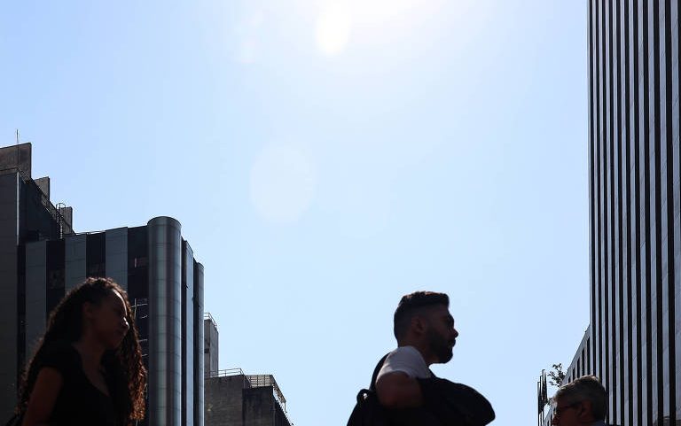 Pessoas caminham sob o sol na avenida Paulista, na região central de São Paulo; previsão para esta quarta (13) é de temperatura máxima de 26°C na capital paulista
