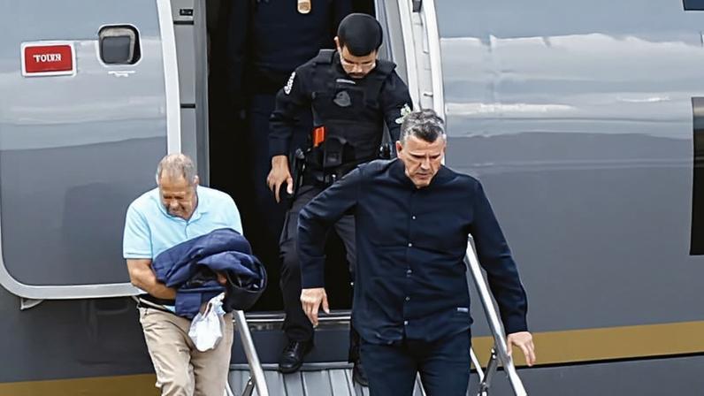 Os irmãos Chiquinho Brazão (esq.) e Domingos Brazão (centro) e o ex-chefe da Polícia do Rio de Janeiro Rivaldo Barbosa (dir.) chegam presos no avião da PF, em Brasília