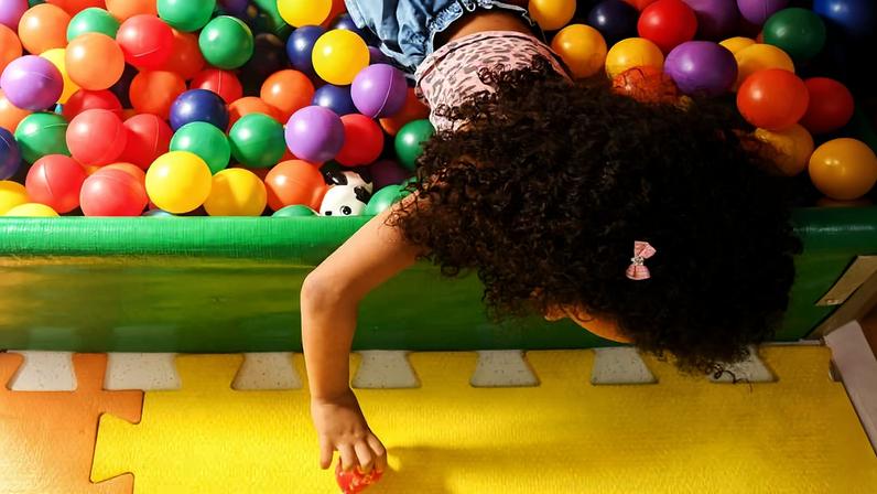 Menina de 4 anos em sessão de terapia para TEA, em São Paulo