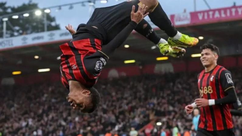 Divulgação - Legenda: Kroupi comemora o gol da vitória do Bournemouth sobre o Manchester City / Jogada10