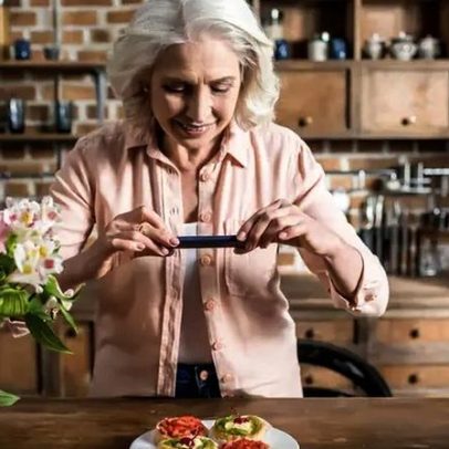 Fotografar comida pode influenciar a percepção do sabor, diz estudo