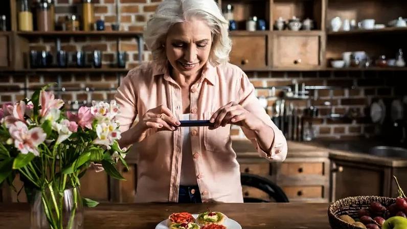 O que parece apenas um hábito das redes sociais também ativa mecanismos do cérebro ligados à antecipação, ao prazer e à experiência sensorial do alimento – depositphotos.com / AlexLipa