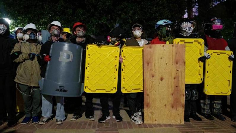 Manifestantes pró-Palestina no campus da UCLA em maio de 2024, depois que acampamento foi considerado ilegal