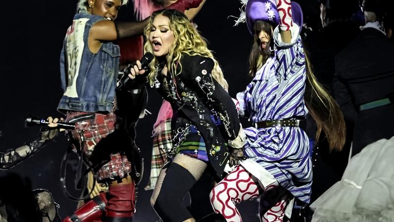Madonna durante o show 'The Celebration Tour', realizado nas areias da praia de Copacabana