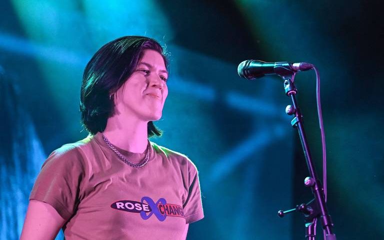 A cantora inglesa Romy Madley-Croft, integrante da banda The xx, que apresenta DJ set em SP