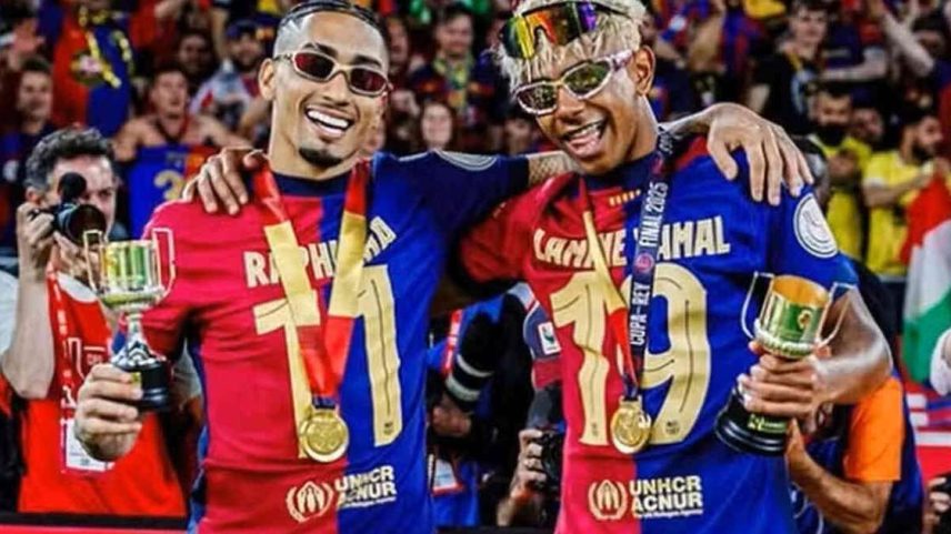 Lamine Yamal ao lado do brasileiro Raphinha na comemoração do título do Barcelona – Reprodução