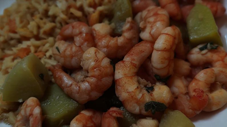 Muito apreciado, o camarão é destaque na culinária, principalmente no Nordeste. Versátil e saboroso, ainda oferece nutrientes importantes, ampliando seu valor além do simples paladar.