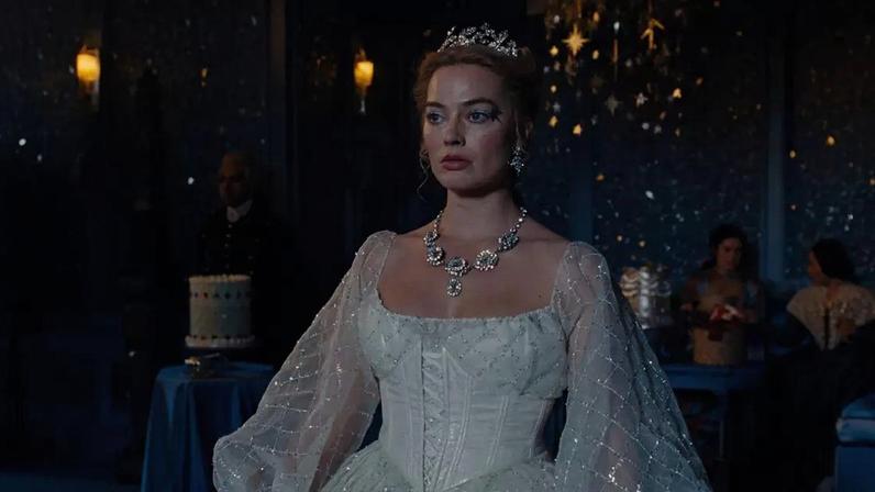 Diretora se arrepende de ter cortado cena de Margot Robbie 'peluda' em 'O Morro dos Ventos Uivantes'