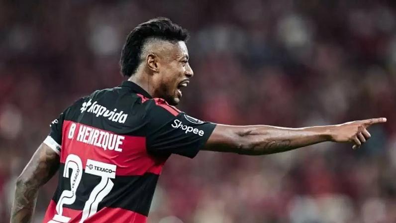 Bruno Henrique corre para celebrar. Foi dele dois dos três gols do Flamengo sobre o Cusco.