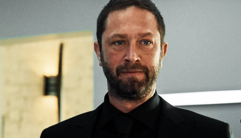 Cena da série 'O Urso' com o ator Ebon Moss-Bachrach