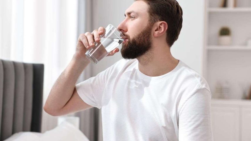 Veja hábitos simples para beber mais água no frio