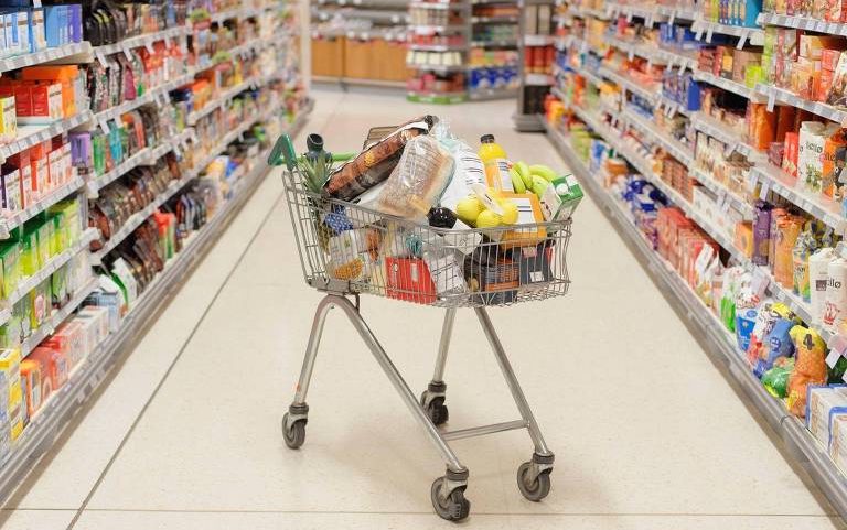 Carrinho de compras no corredor de um supermercado
