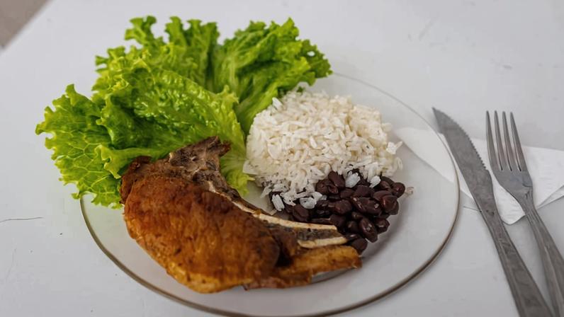 Um prato de comida com parte das doações. O Sesc Mesa Brasil que atua no combate à fome e o desperdício de alimentos, fez a retirada de alimentos doados por produtores do Cinturão Verde de Mogi das Cruzes.