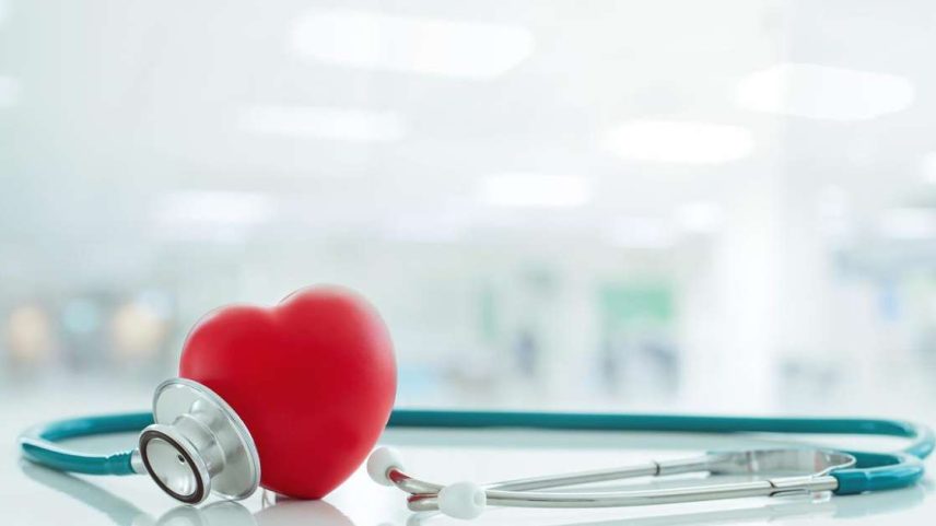 Passar muitas horas sentado pode aumentar o risco de hipertensão e prejudicar a saúde cardiovascular ao longo do tempo