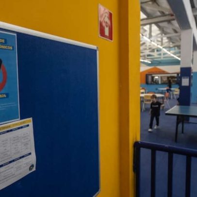Proibição de celulares em escolas reduz uso, mas não melhora notas rapidamente, aponta estudo