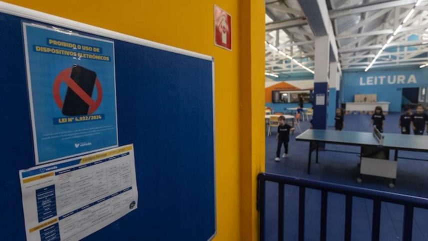 Cartazes alertando da proibição do uso de celular na Escola Vereda, em São Bernardo do Campo na região metropolitana de São Paulo.