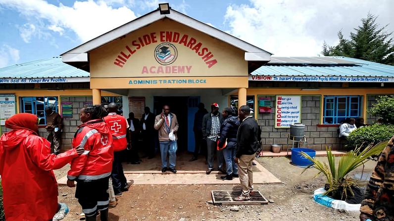 Pessoas se reúnem em frente a escola em Kieni, no condado de Nyeri, no Quênia, após incêndio no local em 2024