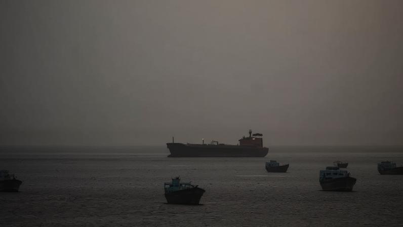 Navios e barcos no estreito de Ormuz, em Musandam, Omã, em 1º de maio de 2026.