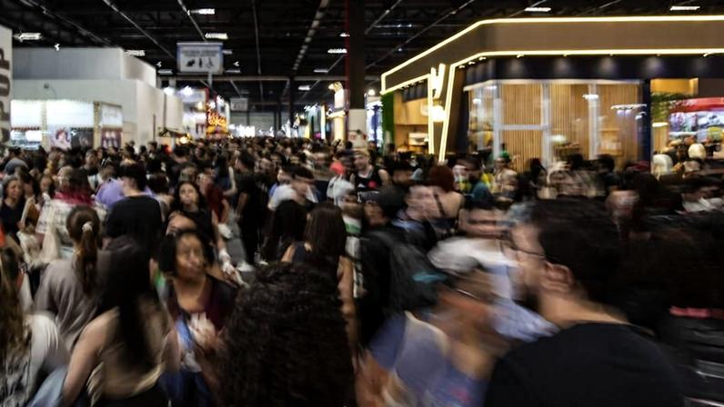 Corredor lotado no último fim de semana da Bienal do Livro de São Paulo em 2024