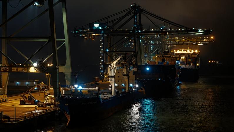 O porto Itapoá, terminal privado com foco em movimentação de cargas em contêineres, no litoral de Santa Catarina