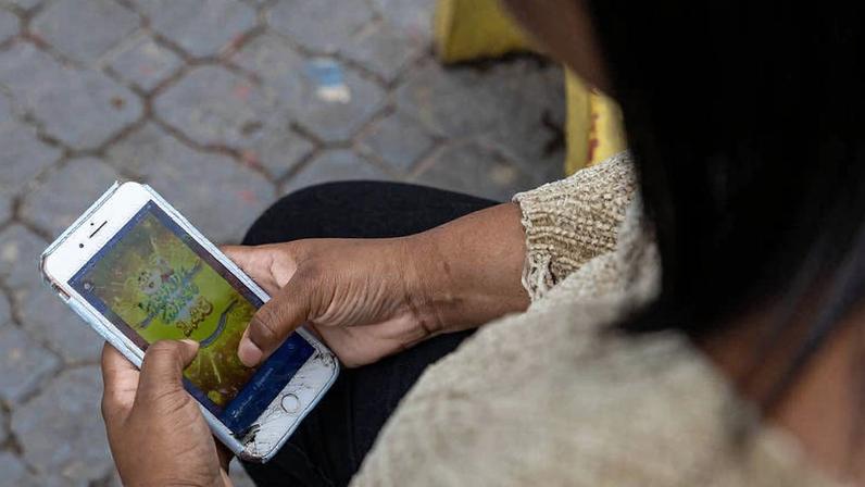 Mulher usa plataforma online de jogos de azar na periferia da capital paulista