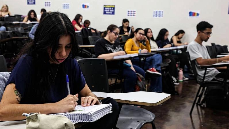 Estudantes em sala de aula durante aula de cursinho preparatório