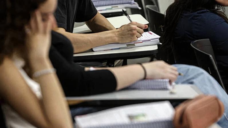 Estudantes durante aula em um cursinho pré-vestibular, em São Paulo