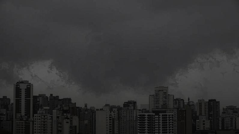 Chuva na região central de São Paulo; chegada da frente fria vai deixar o Dia das Mães nublado e com chuva fraca, além de mais frio que os dias anteriores