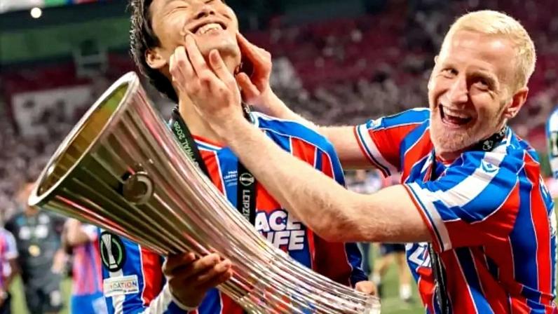 Jogadores do Crystal Palace comemoram o título da Liga Conferência