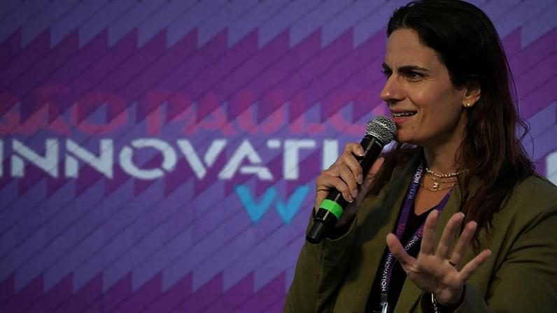 A diretora de Parcerias Geográficas para a América Latina do Google, Paula Aluani, explica que é necessário usar a tecnologia e a inteligência artificial para atuar de forma rápida e solucionar desafios