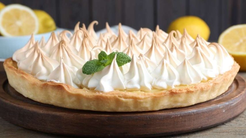 Torta de limão com merengue suíço tostado