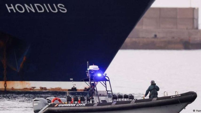Sem permissão para atracar, navio será desembarcado com apoio de lancha nas Ilhas Canárias