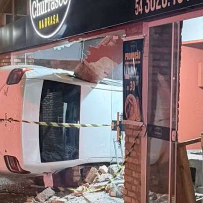 Motorista embriagado perde controle e invade churrascaria na Serra Gaúcha