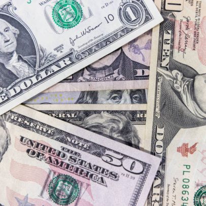 Dólar recua após ata do Copom e tensões entre Irã e EUA