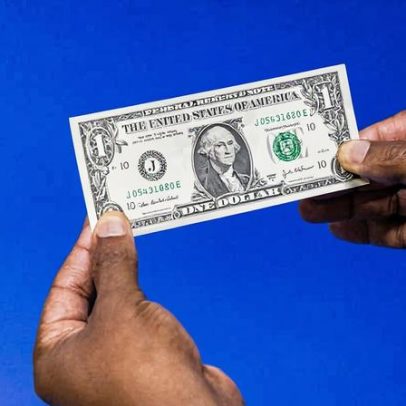 Dólar sobe nesta sexta; investidores acompanham paz no Oriente Médio