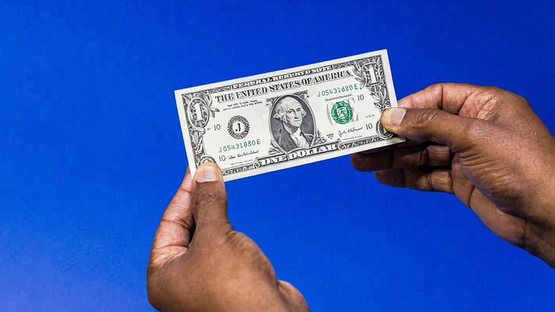 Pessoa segura notas de dólar