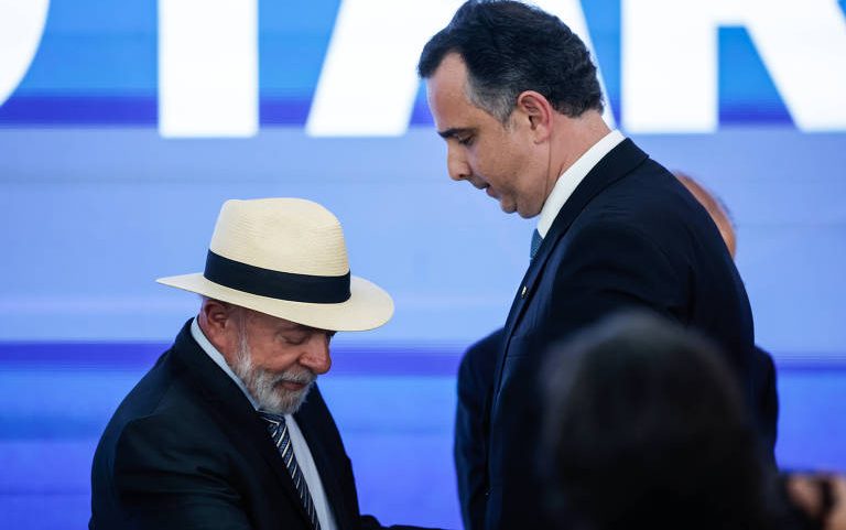 Presidente Lula e o senador Rodrigo Pacheco em cerimônia no Planalto