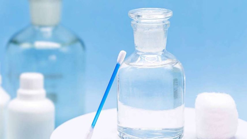 A água oxigenada — o peróxido de hidrogênio — também pode desempenhar um papel importante na limpeza doméstica, na higienização de objetos do dia a dia e até na remoção de odores – depositphotos.com / robertohunger