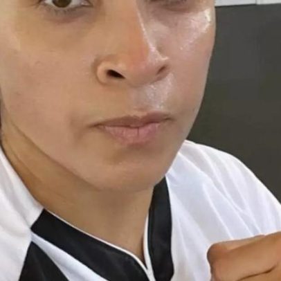 Rainha Marta envia presente a atleta do Vasco Feminino