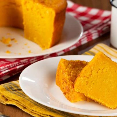 Cinco bolos típicos de festa junina com milho, aipim e amendoim