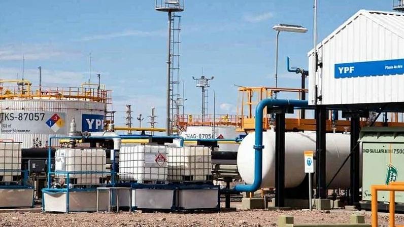 Vista das instalações para extração de petróleo e gás de rochas na região de Vaca Muerta, na Argentina; o chamado gás de xisto é um tipo de gás natural