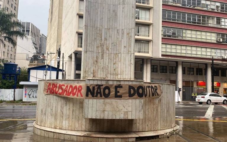 Cartaz instalado na região central de São Paulo por formandos da Faculdade de Direito da USP