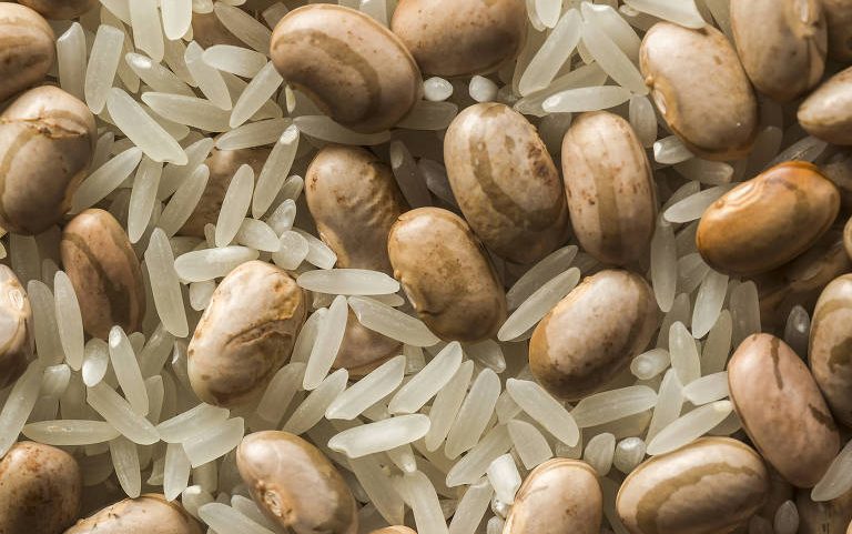 A combinação de arroz com feijão fornece aminoácidos essenciais e, juntos, formam uma proteína de alto valor biológico, que contribui para construção e reparação dos tecidos, além de fortalecer os músculos, entre outras ações