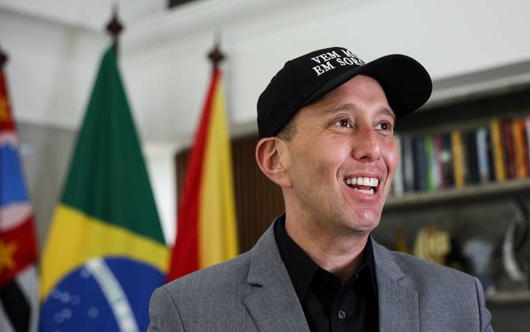 O prefeito de Sorocaba, Rodrigo Manga (Republicanos), em seu gabinete