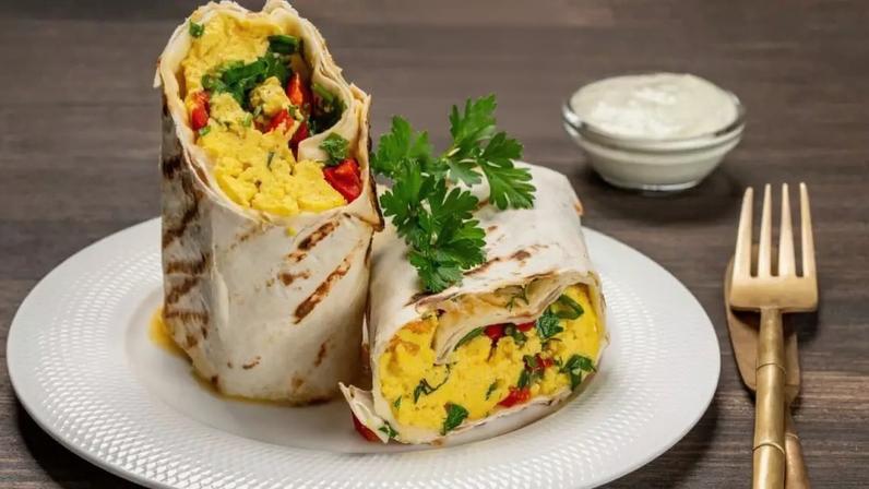 Wrap de ovos mexidos com legumes