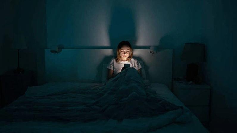 A maioria das pessoas com insônia frequentemente apresenta outras condições de saúde mental e física, como diabetes, hipertensão, dor crônica, doenças da tireoide, problemas gastrointestinais, ansiedade ou depressão