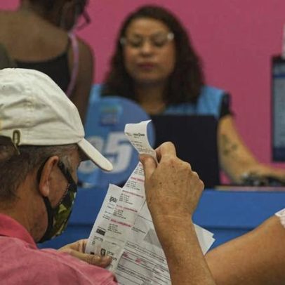 Mulher idosa enfrenta dívidas e dificuldades financeiras