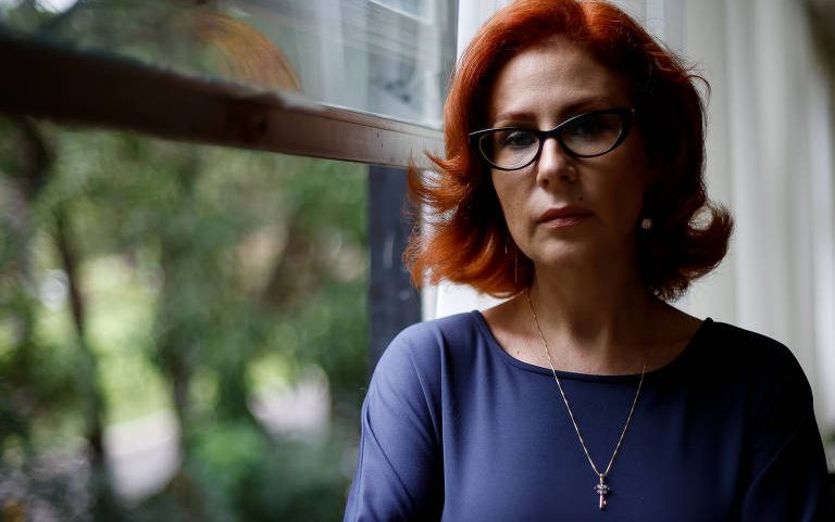 A deputada federal Carla Zambelli posa para fotos em seu apartamento, em Brasília